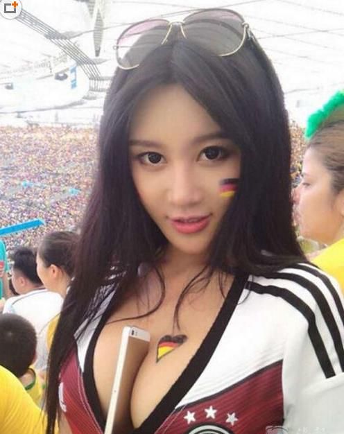 世界杯夹手机的中国女子,世界杯夹手机的女子