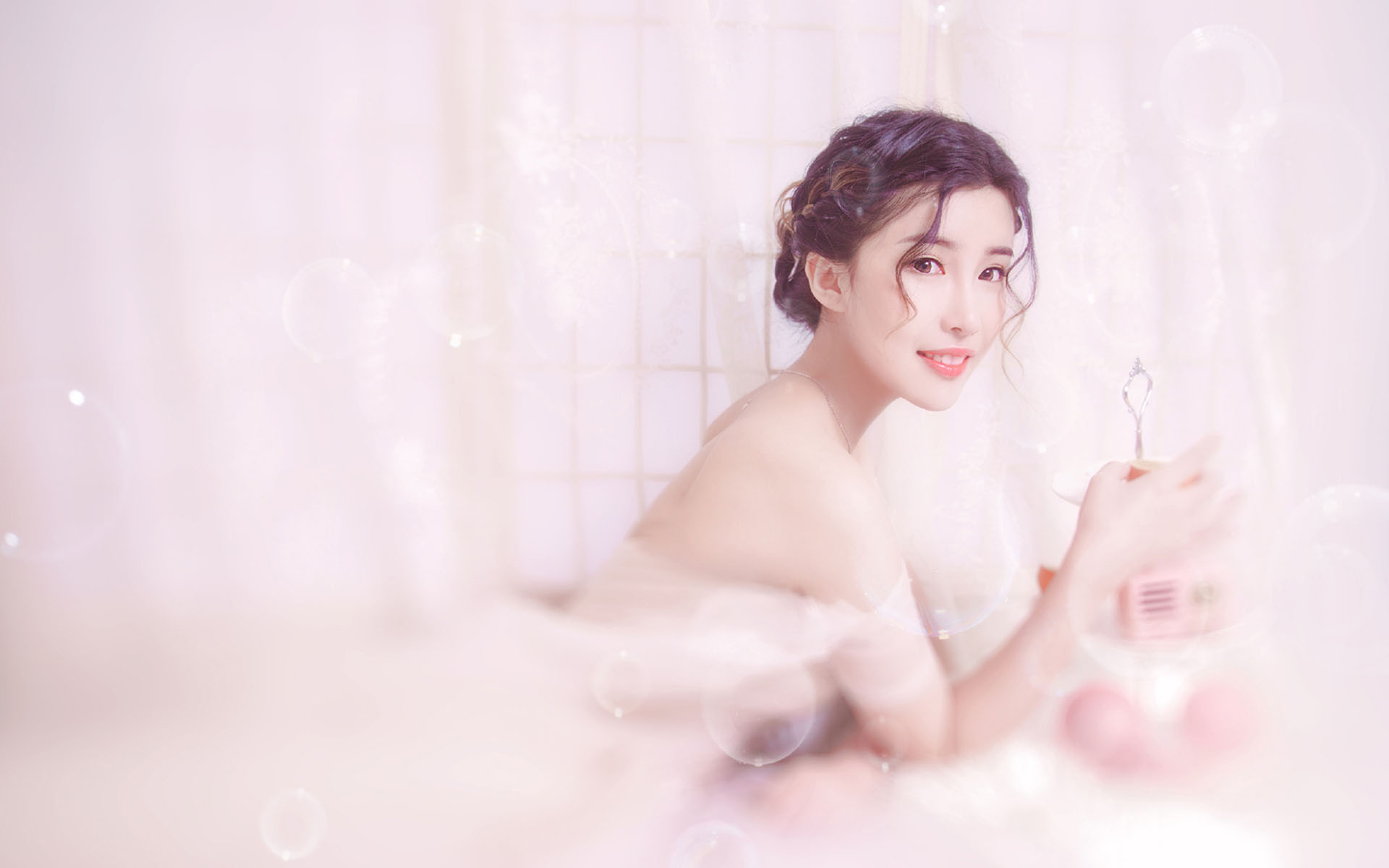 陆云深徒手将顾欢的骨灰盒给挖了出来，鲜血顺着他的手指往下滴！