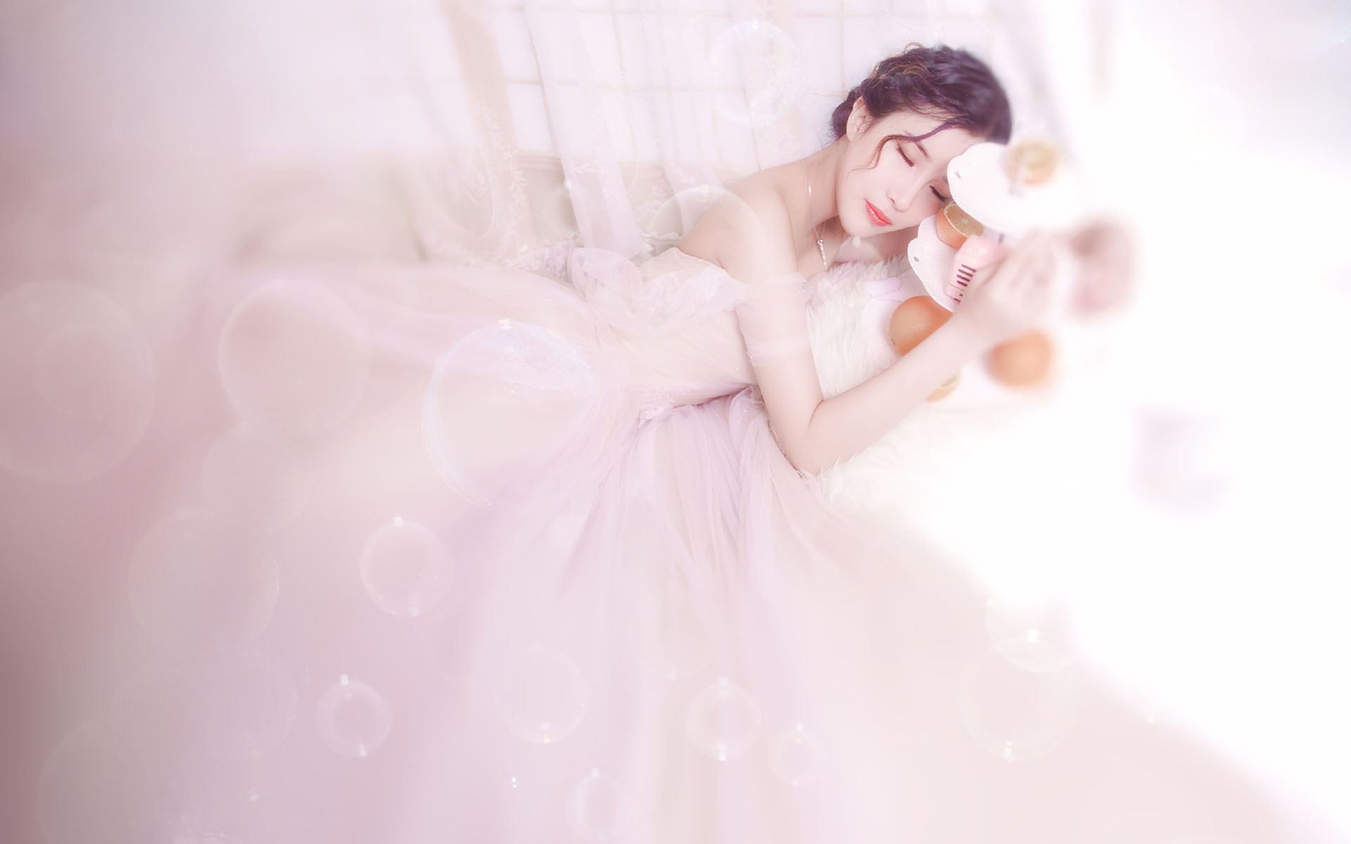 陆云深徒手将顾欢的骨灰盒给挖了出来，鲜血顺着他的手指往下滴！