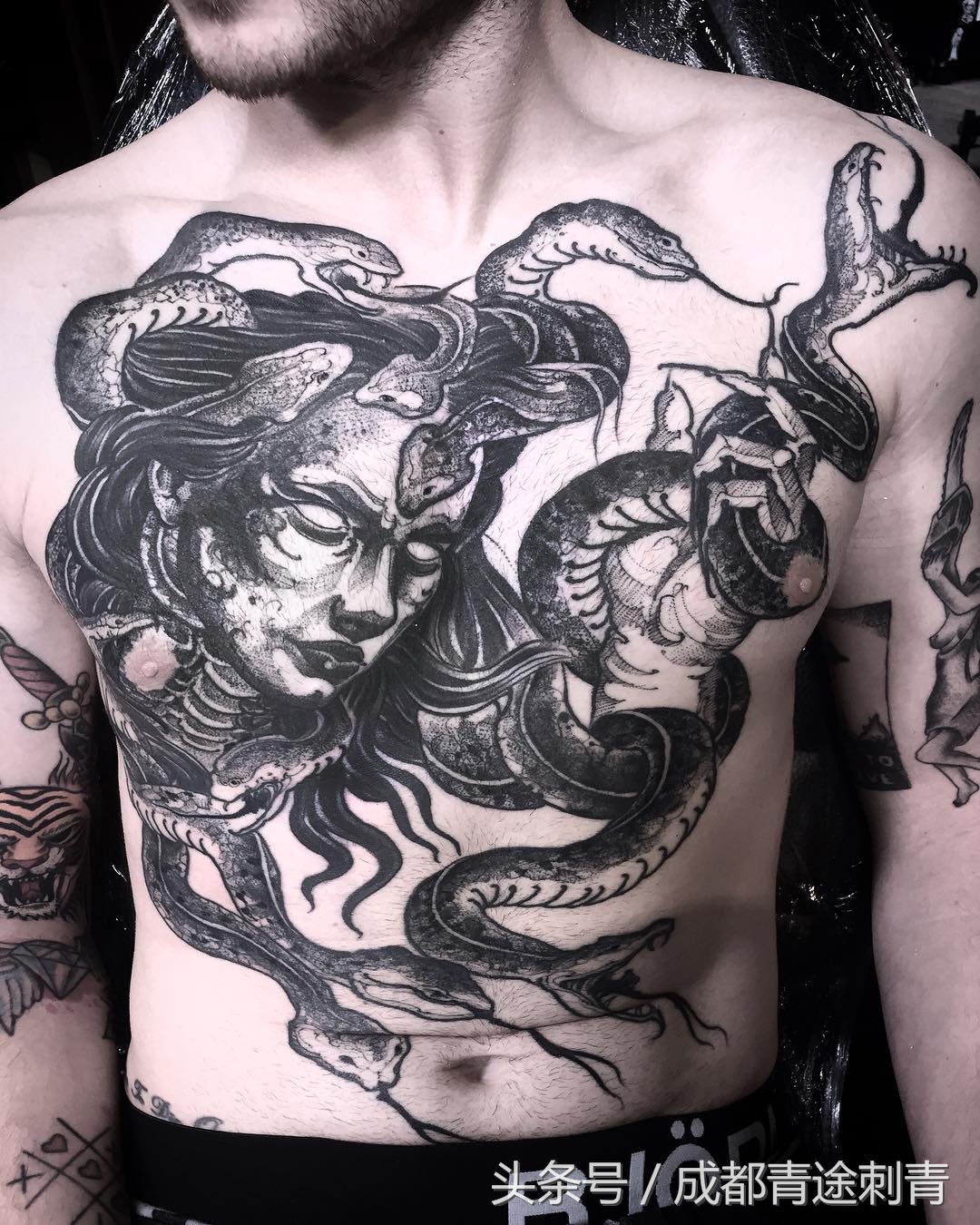 从球场到纹身店,一个差点被足球“耽误”的纹身师