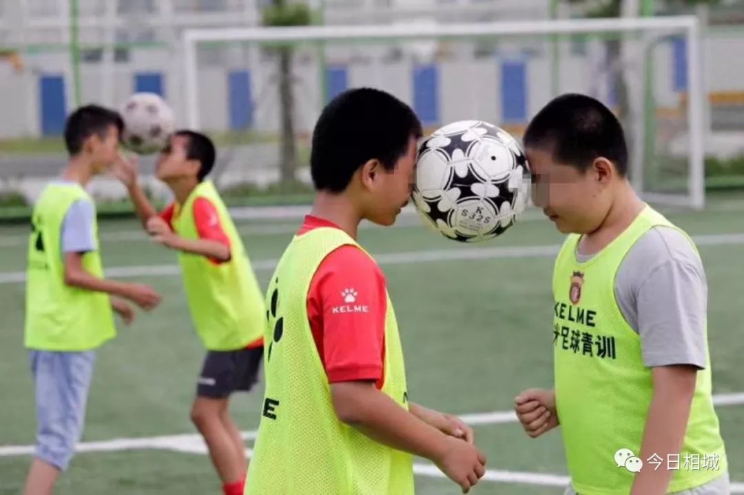 绿茵场上努力奔跑的样子真帅,你们奔跑的样子视频