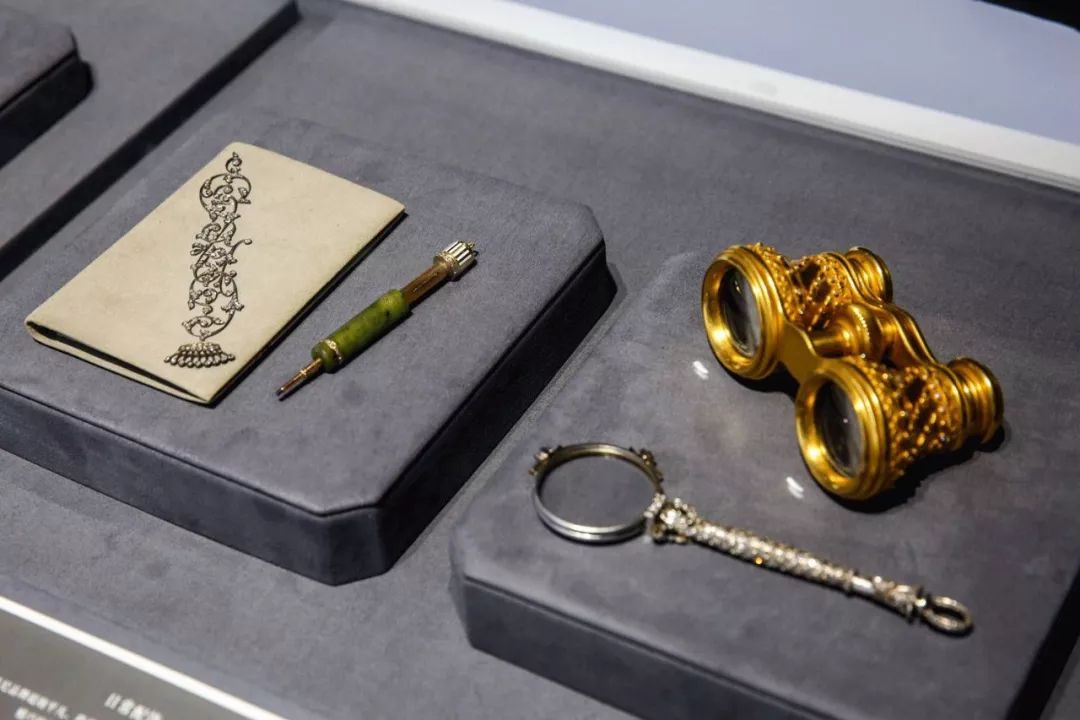 王菲戴的那个1500元回形针不算夸张，蒂芙尼180多年前就在卖镶钻金铅笔了！