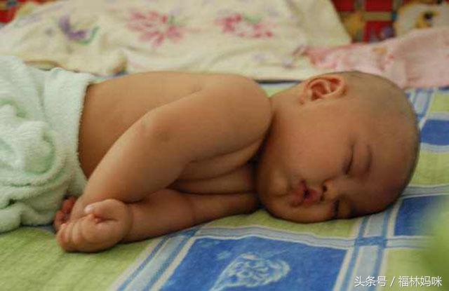 新生儿半夜惊醒哭闹怎么哄都不行,新生儿一到晚上需要安抚才睡觉