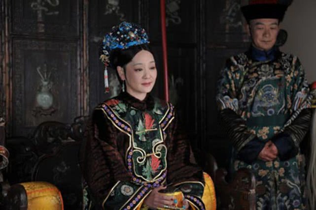 华妃是怎么知道甄嬛和贵人勾结,甄嬛传里面华妃对甄嬛到底怎么样