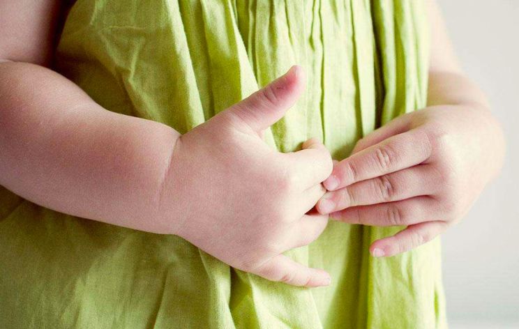 小孩子吞下一块石头,小孩子把石头吃到肚子里会碍事吗