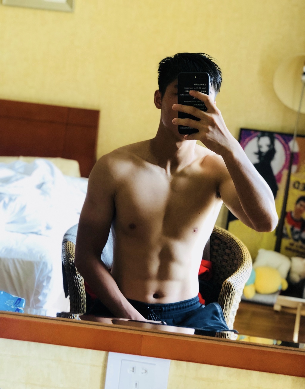 国足脱衣回击白斩鸡言论！秀肌肉自拍真有自信，自称已练成乌骨鸡