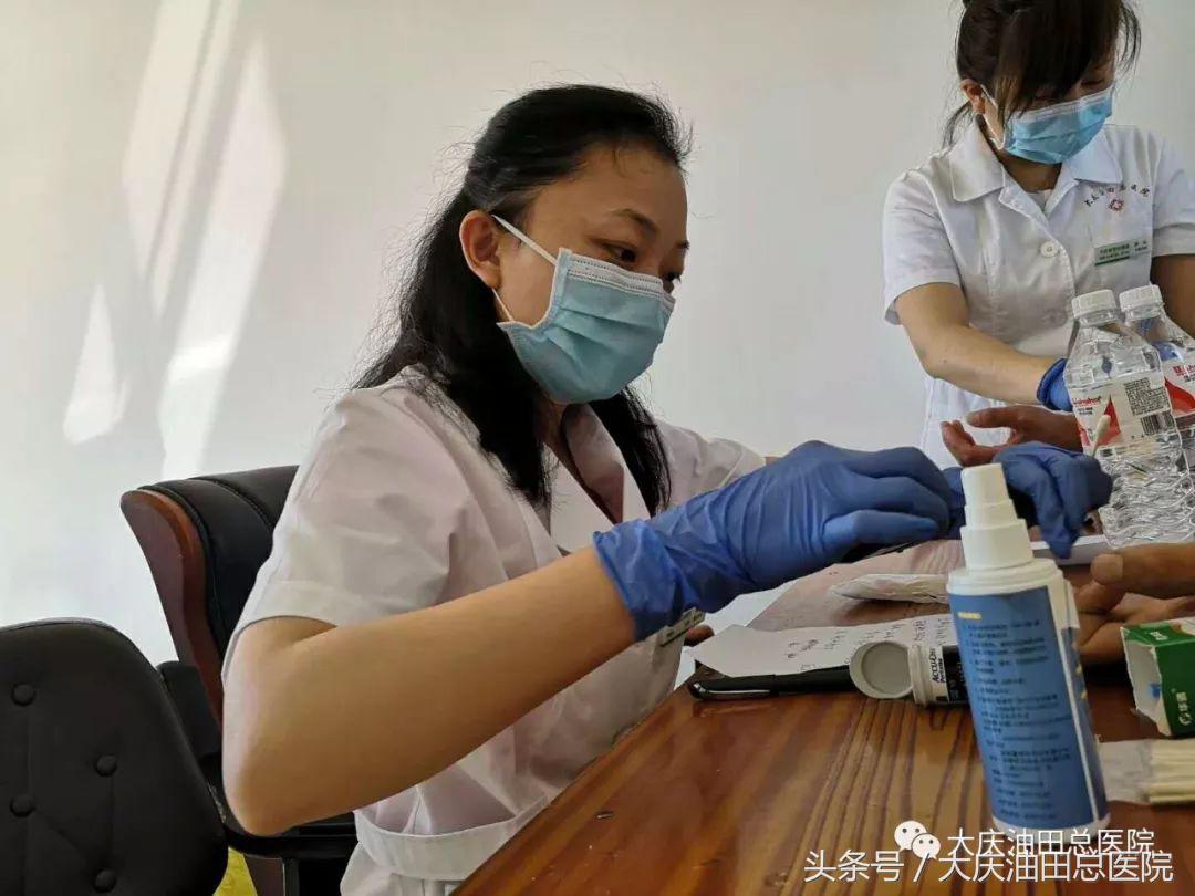 医生鞠躬送别死去病人,义诊庆祝首个中国医师节