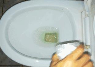 放在马桶水箱里清洁的小东西,马桶水箱里放个它省时省力又省钱