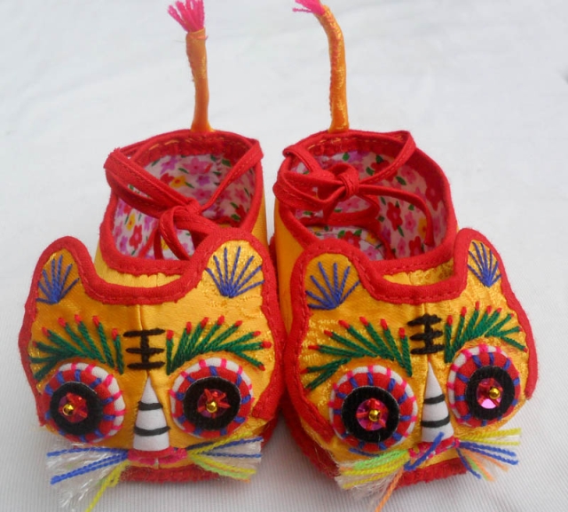 眉心有块红印从小就有,小时候眉心有红点是什么原因