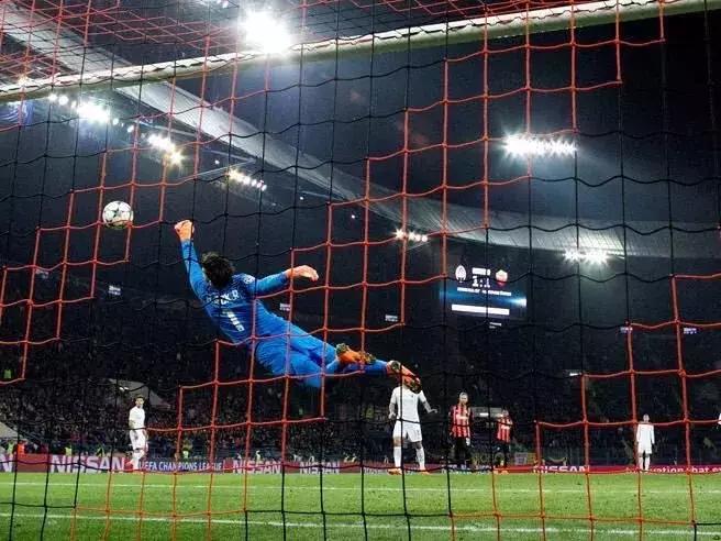 红军守门员,红军对战皇马弄出乌龙的门将是谁