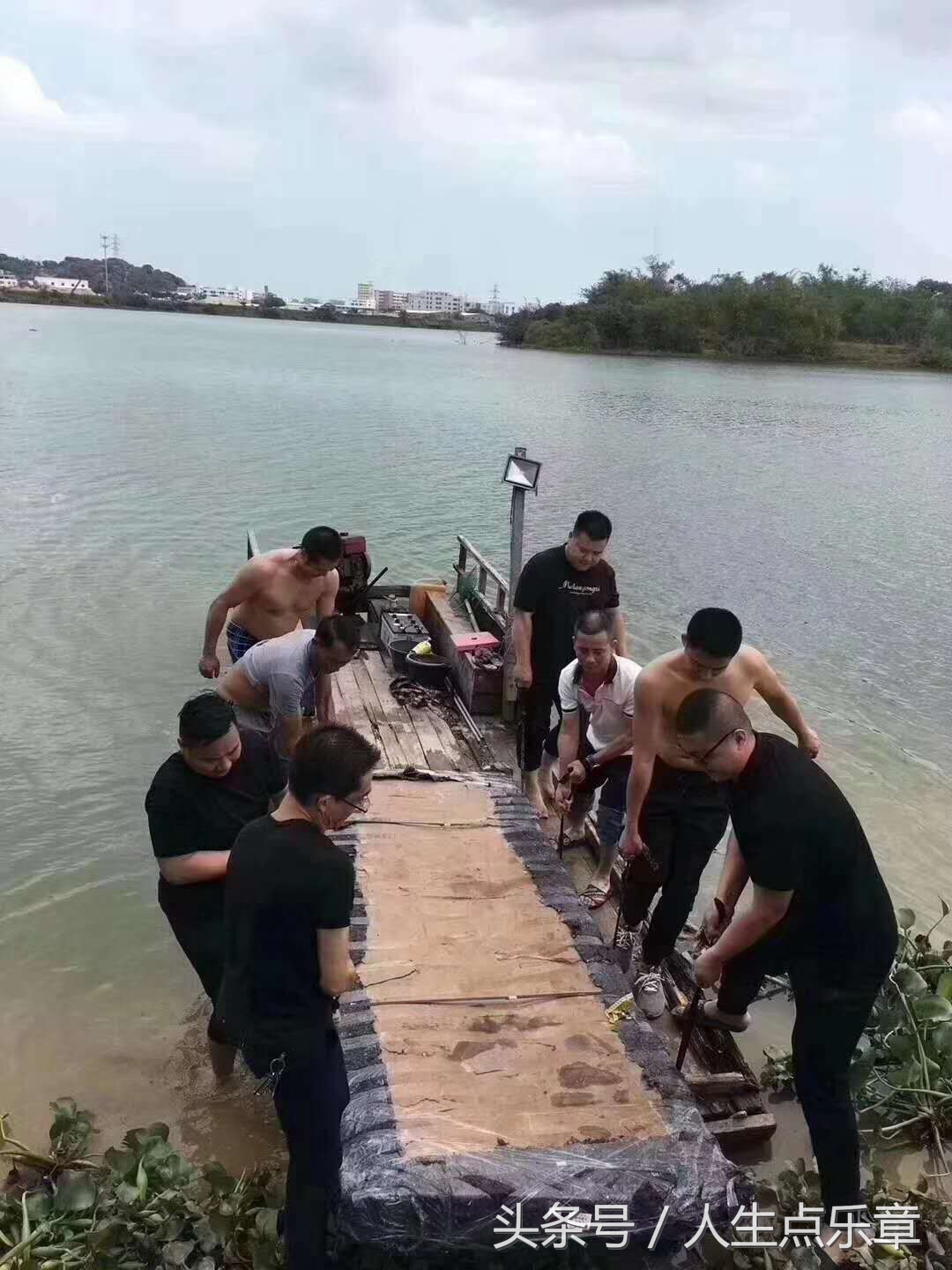 杭州老师3000元买的实木桌,引万千网友热议,专家鉴定后价值百万