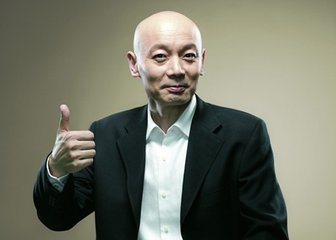 葛优《手机2》造型照暴光，万年光头造型，终于有头发了