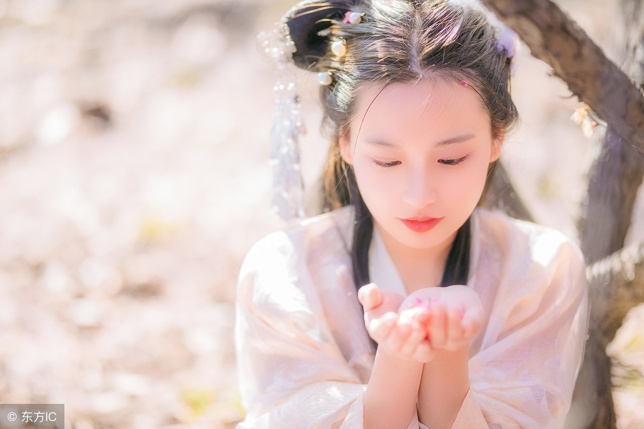 “你，就是那个不给我摸手，还把我推到湖里的骚包太子？”