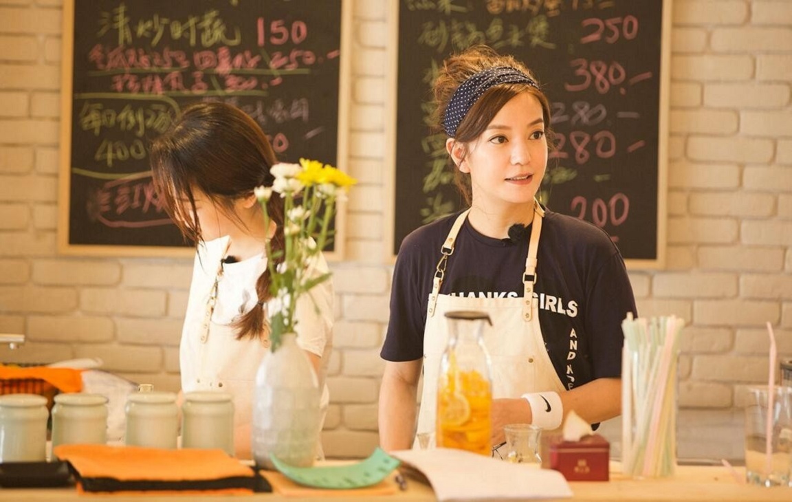 赵薇录节目带30套衣服，价值不菲，舒淇这件衣服五年前就穿过？
