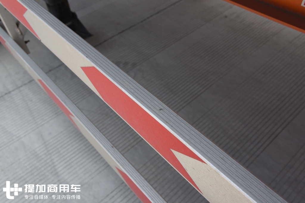 轻量化牵引车德龙x3000大梁整体图,德龙x3000前四后八轻量化大梁