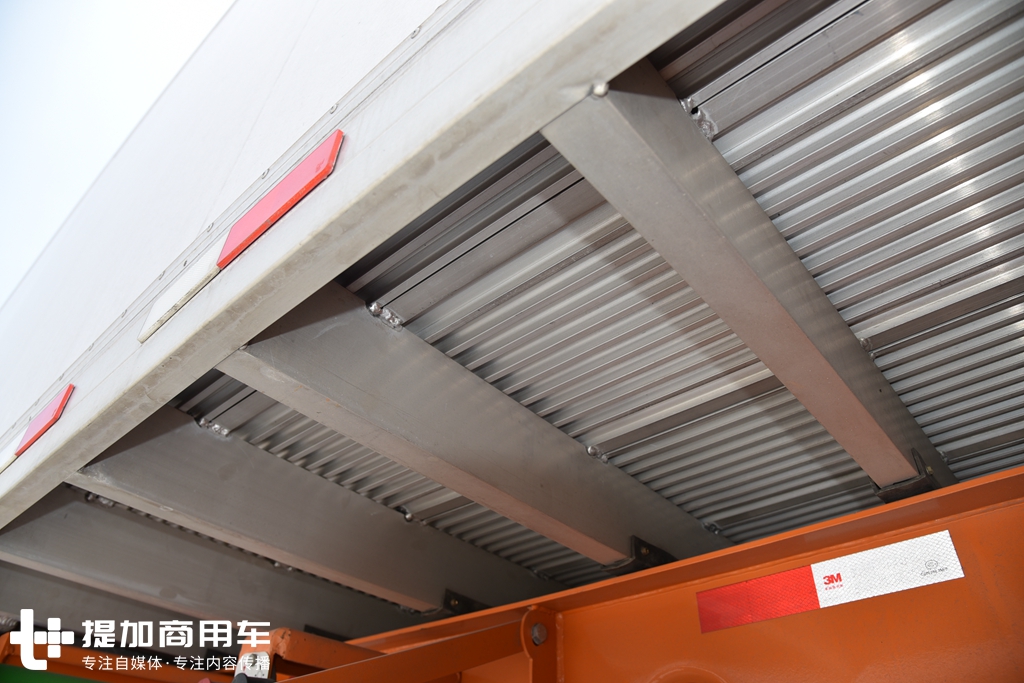 轻量化牵引车德龙x3000大梁整体图,德龙x3000前四后八轻量化大梁