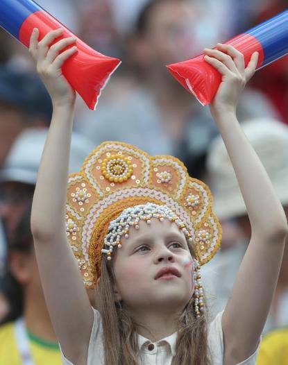 颁奖典礼名场面足球,足球场里颁奖典礼