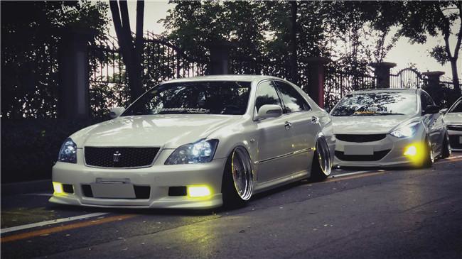 白外黑内反差强烈，为了成为VIP大佬车友竟将两部皇冠“合二为一”