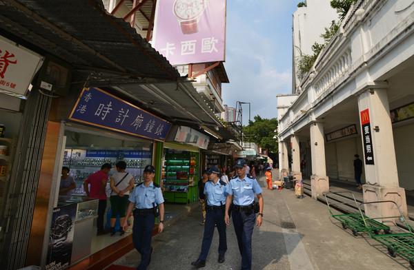 一条街，两种制度，里面有各种五大洲商品，但是要通行证才能进