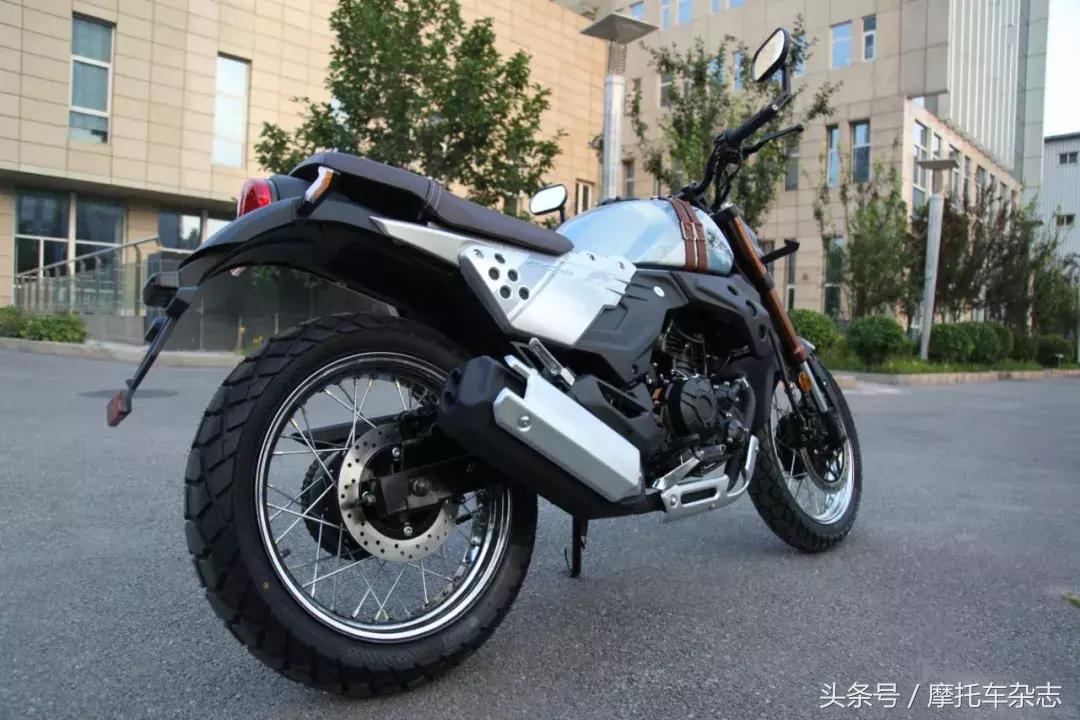 全车LED，仪表在油箱上，原厂钥匙竟然是开瓶器，力帆KPM200开箱