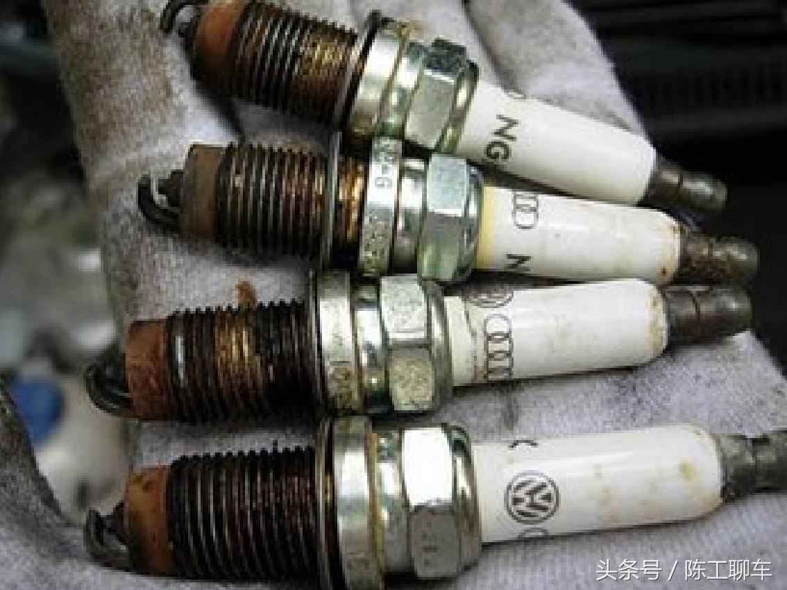 火花塞电极裂纹怎么办,火花塞电极间隙过大过小调整方法