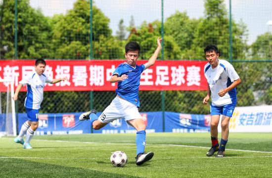 上千支球队预赛激战绿茵场，新民晚报暑期中学生足球赛很闹猛