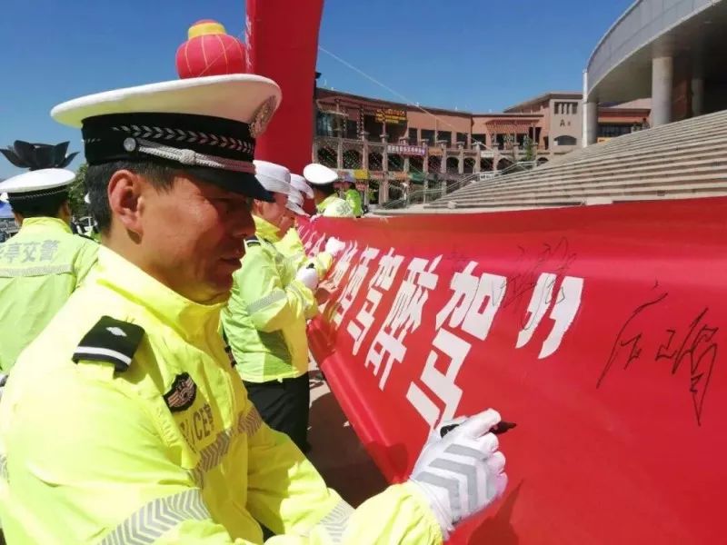 八一特刊武警忠诚卫士,八一特辑从军服到警服