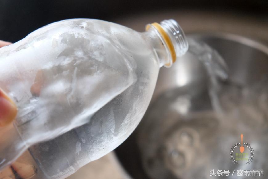 鸡蛋怎么煮蛋黄刚好可以流动,鸡蛋煮多久蛋黄会成型