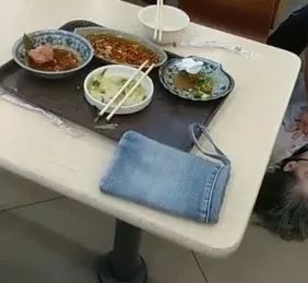 73岁老人跪地救恩人,六旬白发老人跪冰救人