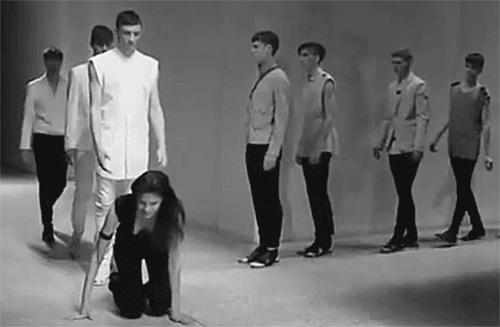 t台走秀尴尬摔倒,t台摔倒合集