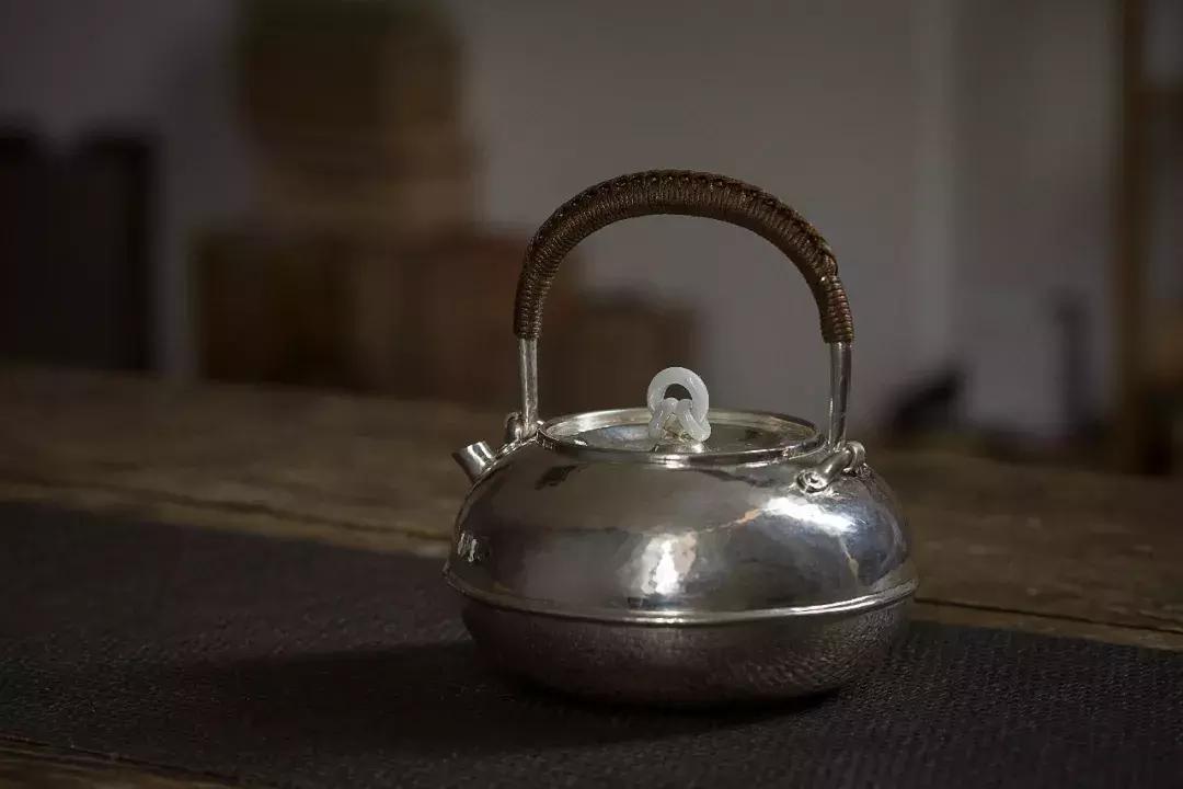 传统手工技艺银壶锻打过程,非遗全手工煅打银壶