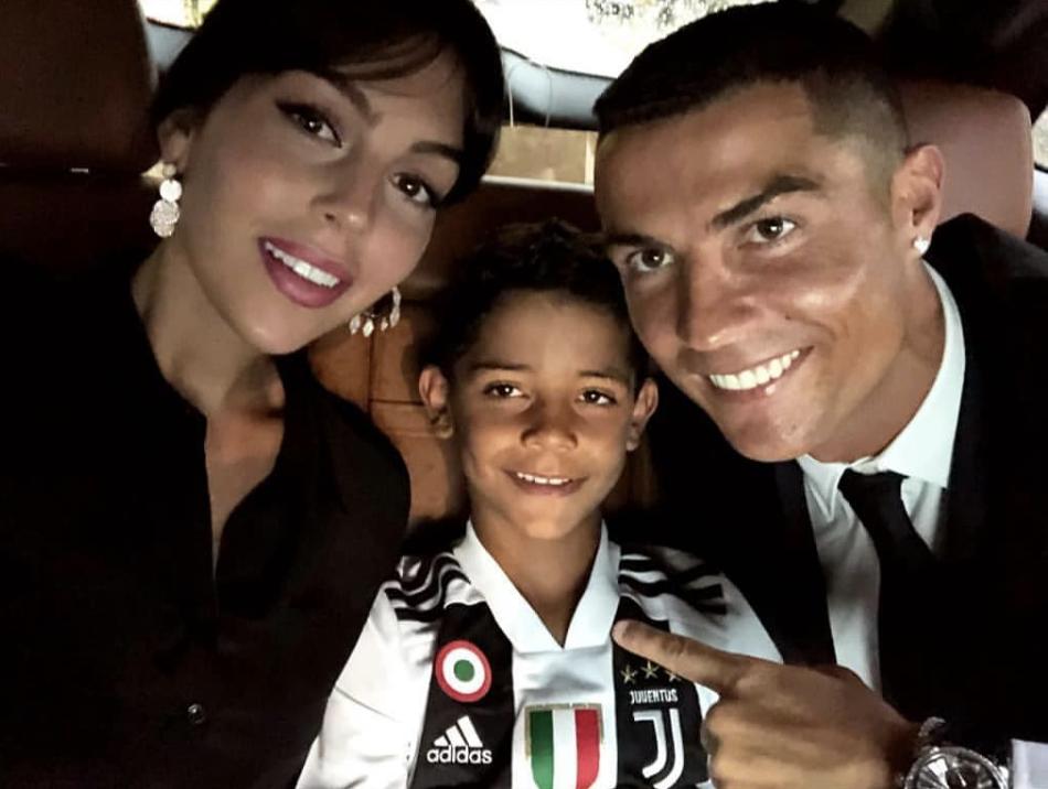 C罗前女友伊莲娜暴雨中带娃,乐开了花,比现任更爱笑