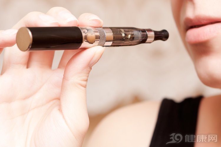 纸烟和电子烟哪个对身体伤害更大,纸烟和电子烟哪个对身体伤害大些