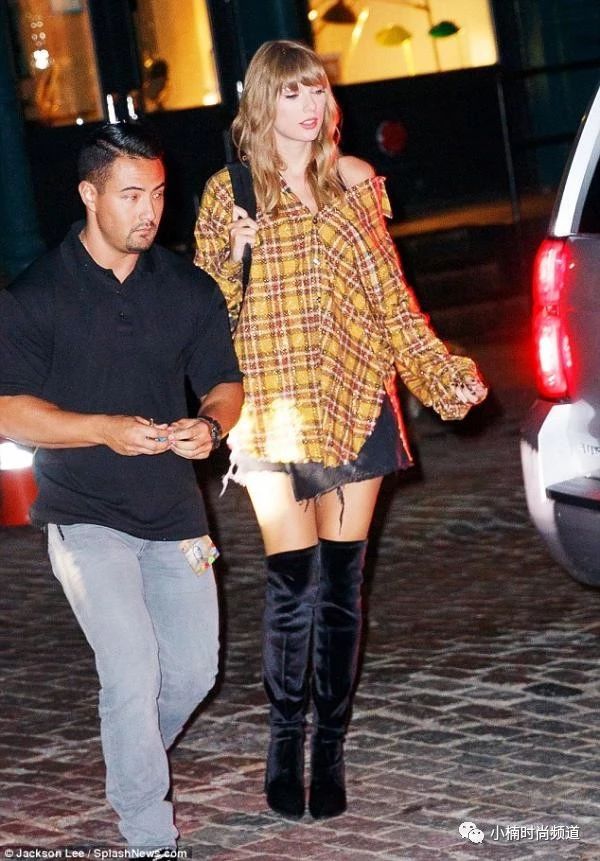 泰勒时尚连体裤出街,泰勒斯威夫特运动裤街拍