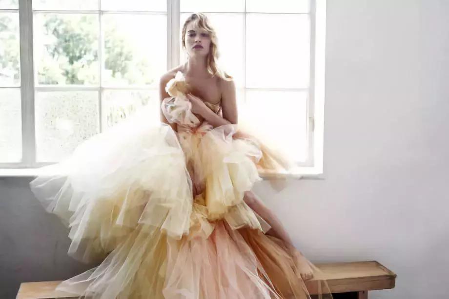 女孩穿上水晶鞋可以操控整个世界,穿上水晶鞋变成美女