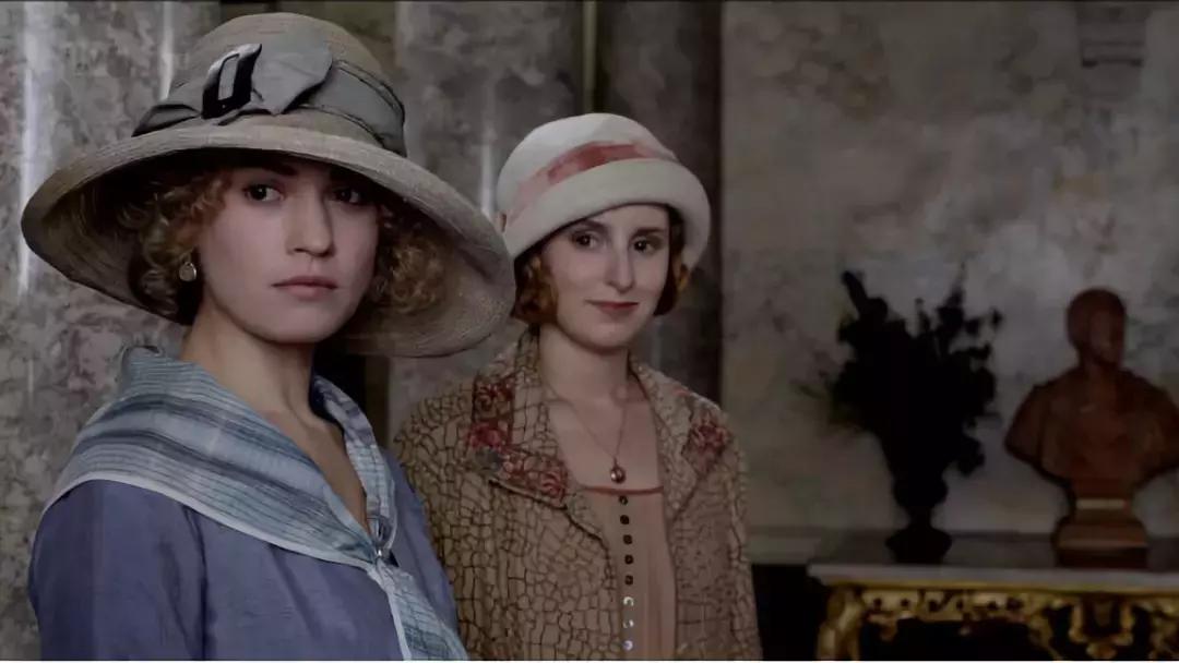 女孩穿上水晶鞋可以操控整个世界,穿上水晶鞋变成美女