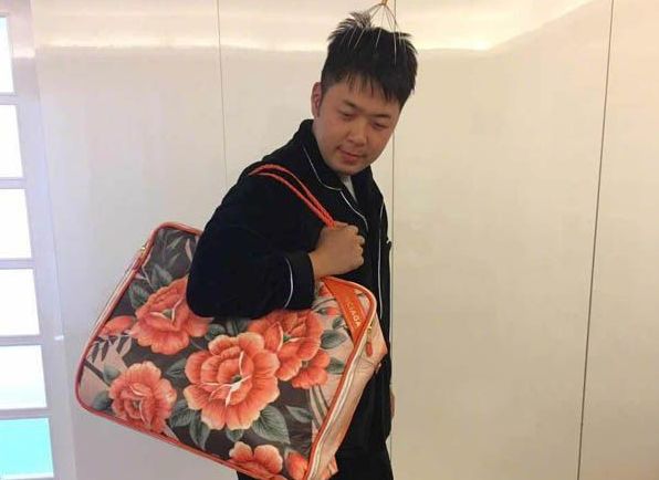 2万一个编织袋？4千一双塑料鞋？贫穷限制了我的审美……