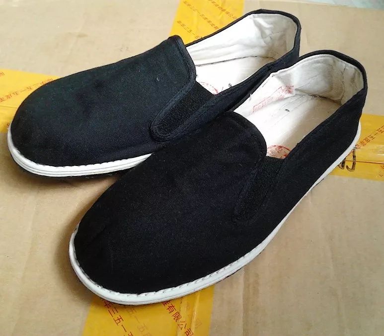 2万的编织袋？4千的塑料鞋？难道真是贫穷限制了我的审美？