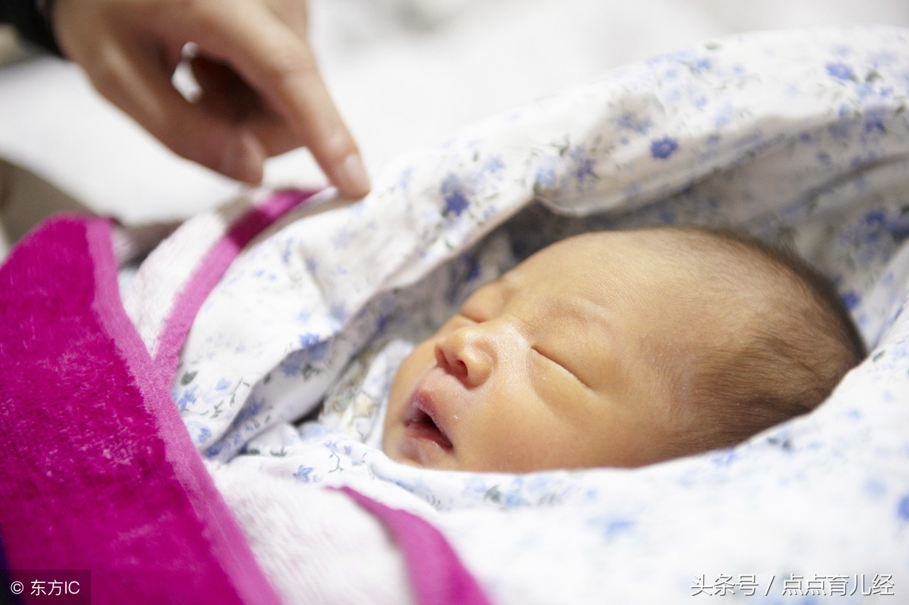 不小心碰到婴儿头顶囟门哭了一下,婴儿不小心磕着我的下巴碰到囟门