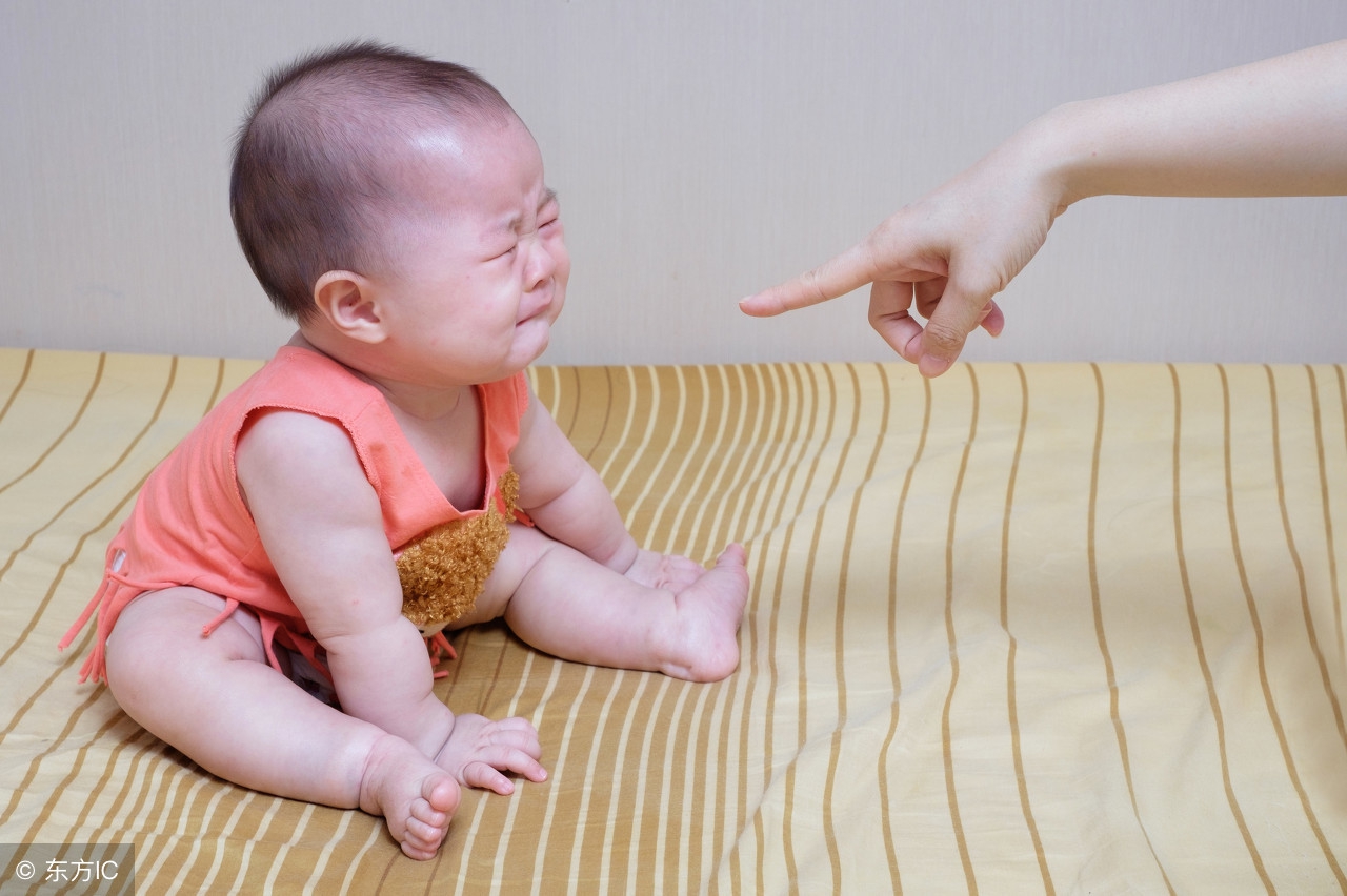 宝宝兴奋的摸*处私**、夹腿、蹭被子，家长咋处理？