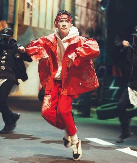 易烊千玺蔡徐坤网络对比,易烊千玺和蔡徐坤的同框对比