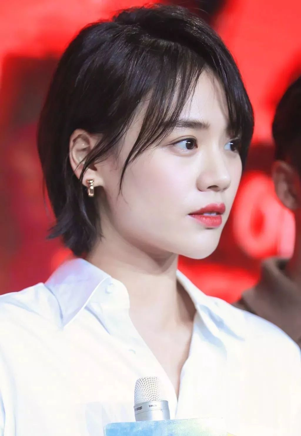 方便好看又无需打理的短发造型,给大家分享一款短发造型教程