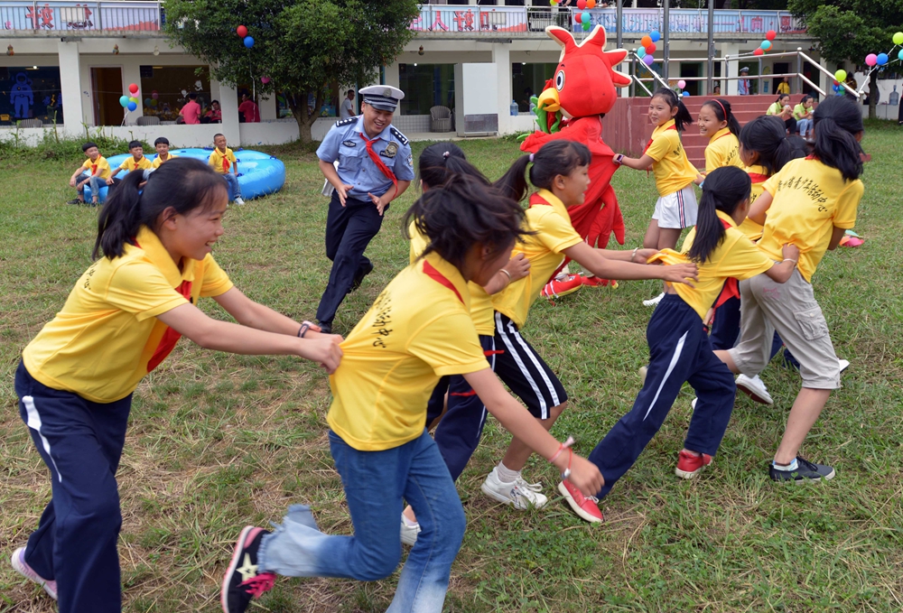 同在蓝天下携手共成长表演,同在蓝天下携手共成长公益活动