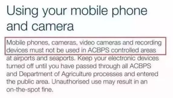 只要没出机场，看到这个牌子，千万别摸手机