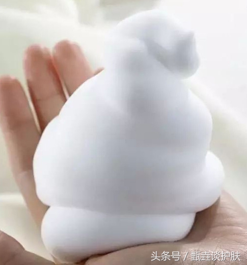 氨基酸洗面奶和碳酸洗面奶哪个好,碳酸洗面奶和氨基酸洗面奶