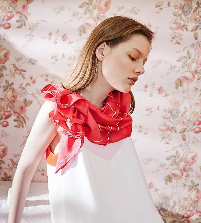 一条丝巾，省下90%的购衣钱