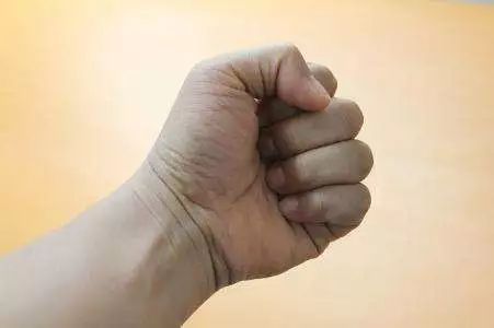 腿抽筋是不是缺钙的表现,腿抽筋是不是缺钙引起的