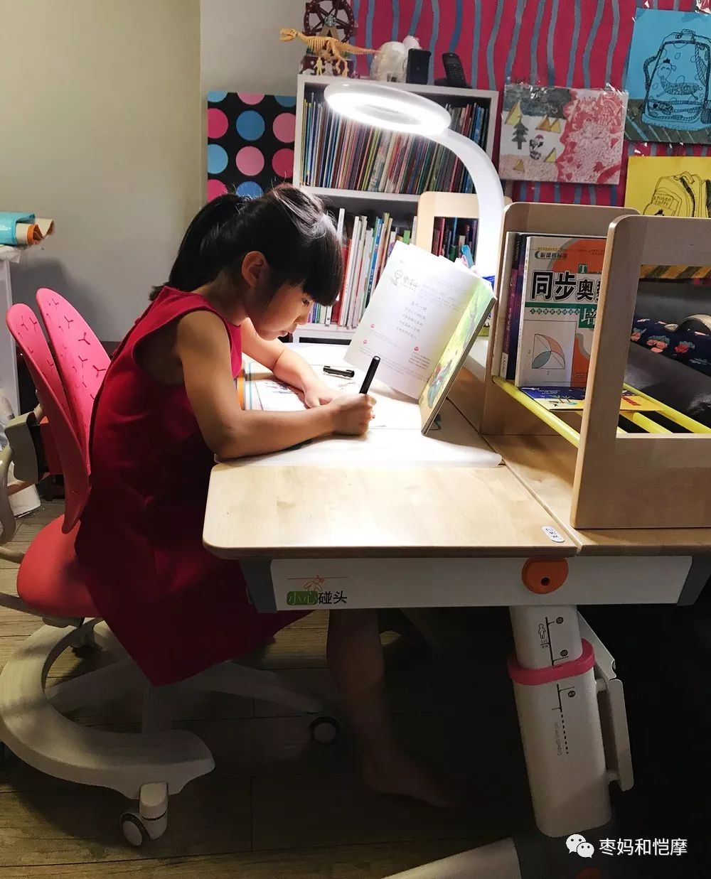 学习区必备|高品质高颜值,高性价比的2平米学习桌,搭配台灯、书包更实惠。