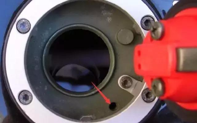 下雨天车里漏水怎么办,雨天驾驶室漏水怎么处理