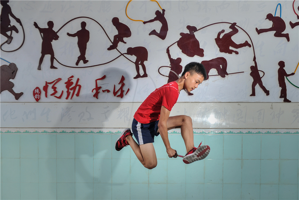 跳绳世界冠军真实故事,光速少年岑小林挑战跳绳冠军